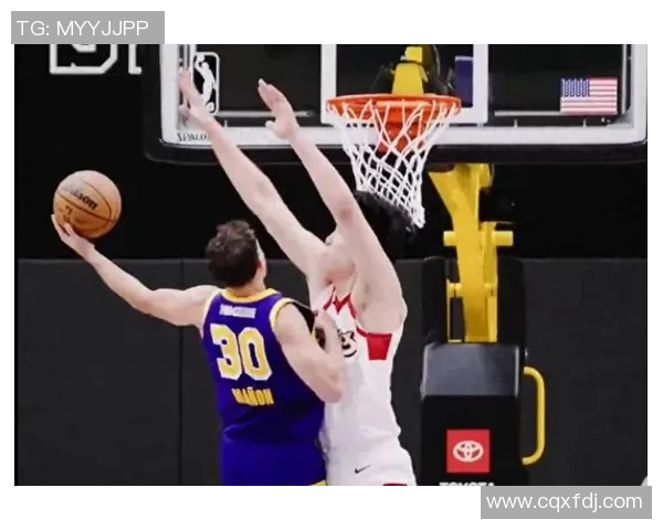 火箭毒蛇与南湾湖人队激战正酣谁能在赛场上笑到最后